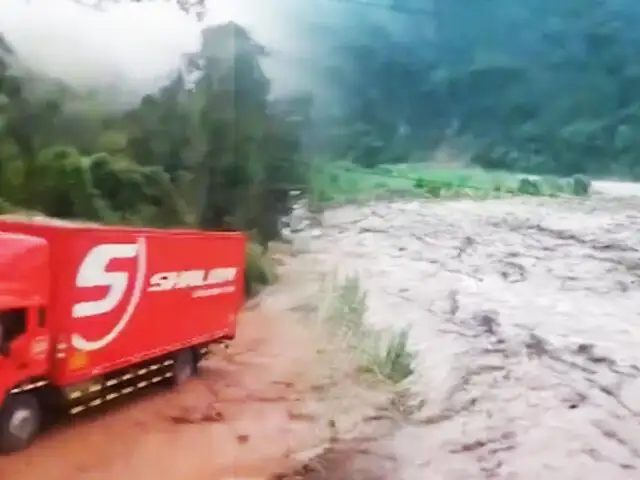 Desborde del río San Pedro inunda carretera en Chanchamayo
