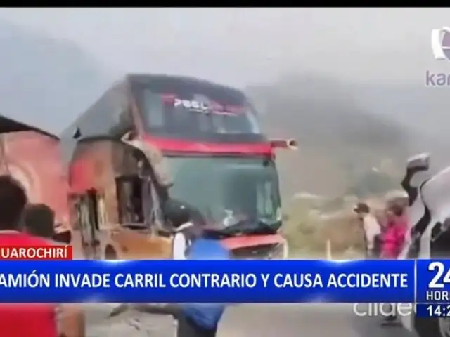 Huarochirí: auto y camión iban en sentido contrario y chocan frontalmente con bus