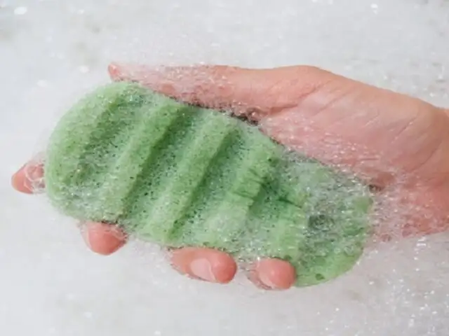 Razones por las que usar esponjas de baño podría ser perjudicial para tu salud