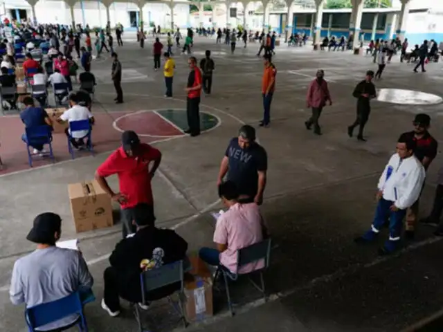 Referéndum en Ecuador: centros de votación abrieron en medio de un clima de máxima tensión
