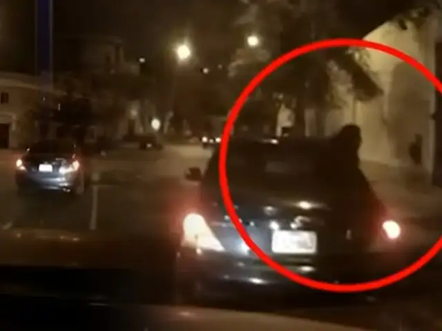 Taxista registra a una mujer que intentó lanzarse de vehículo en movimiento en Breña