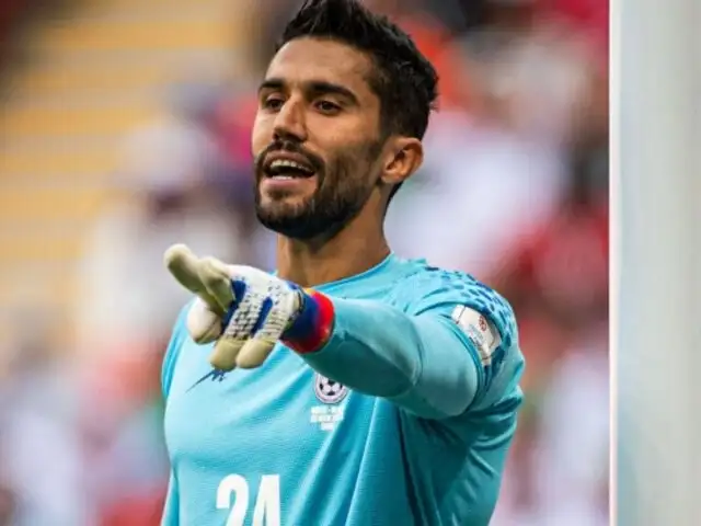 Irán: sancionan a futbolista por abrazar a una aficionada durante partido de fútbol