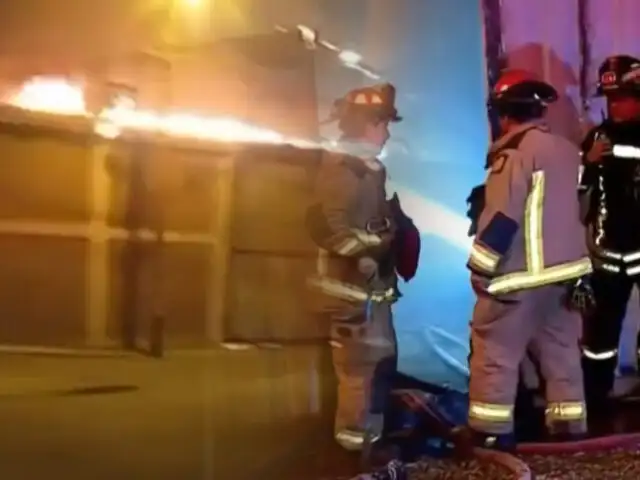 Incendio de grandes proporciones destruye almacén de pinturas en VES