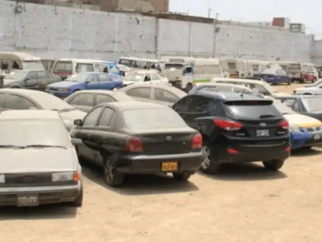 Cercado de Lima: Vecinos exigen retirar autos abandonadas que bloquean las calles
