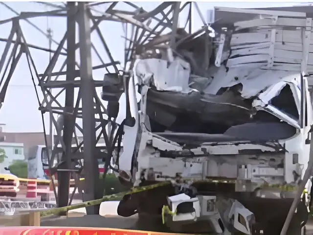 Camión choca contra torre de alta tensión y queda empotrado en VES: ¿cortarán la luz?