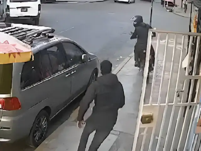 Ola de robos en Mirones Bajo: delincuente en moto invade la vereda para arrebatar celular a vecino