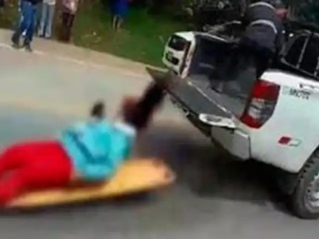 Lamentable: Mujer cae de camioneta durante traslado a un hospital en La Libertad