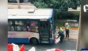 Lince: bus del corredor azul derriba separadores en la avenida Arequipa