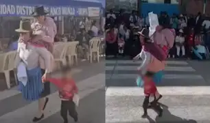 Conmovedora escena  en Apurímac: mujer lleva a su 'mamita' de avanzada edad sobre sus espaldas