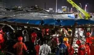 ¡Tragedia en la India! caída de valla publicitaria deja 4 muertos y decenas de heridos