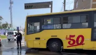 SJL: pista se hunde y bus de transporte público queda atrapado