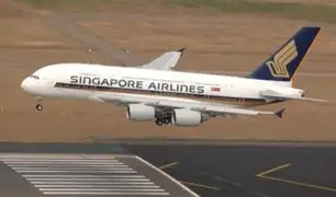 Vuelo a Singapur aterriza de emergencia por “fuertes turbulencias”: reportan un muerto