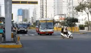 ¡Ponen en riesgo a pasajeros y peatones! Transportistas no respetan límite de velocidad en Av. Brasil