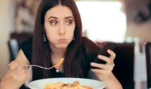 ¡Cuidado! Comer mientras miras el celular podría hacerte engordar, según un estudio