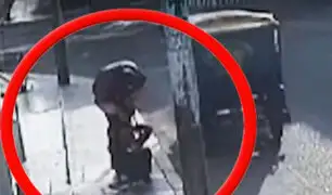 ¡No tienen consideración por nadie!: Mujer es arrastrada por ladrones en mototaxi por calle de Comas