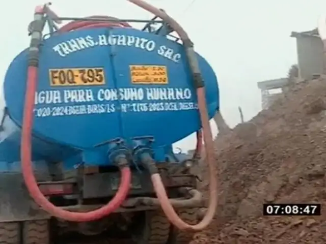 Alerta en SJM: Camión cisterna está a punto de caer sobre viviendas en Pamplona Alta