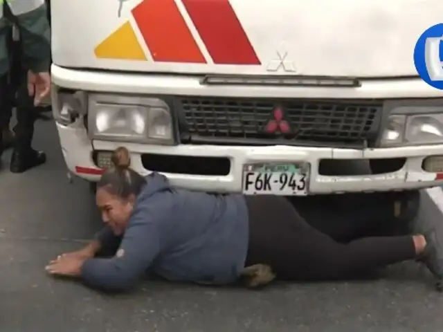Mujer se mete debajo de cúster para evitar que autoridades se lleven su vehículo