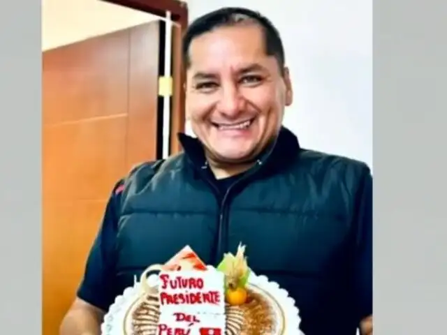"Futuro presidente del Perú": Alcalde de Comas recibe torta con peculiar mensaje