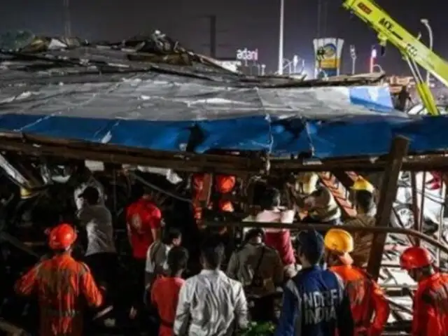 ¡Tragedia en la India! caída de valla publicitaria deja 4 muertos y decenas de heridos