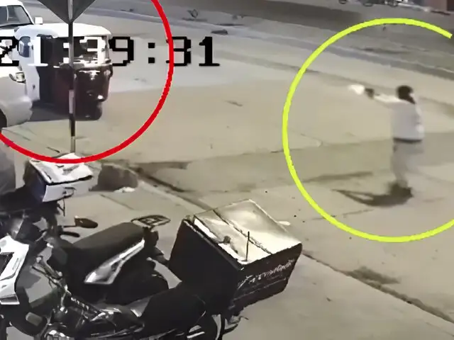 Mototaxista se estaciona para comprar pollo y disparan contra su familia en VMT