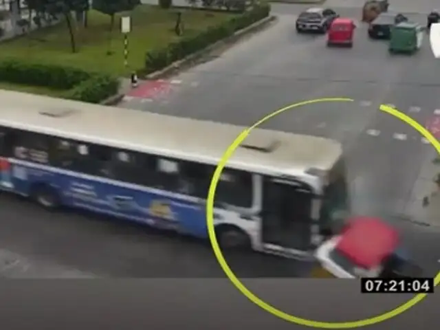 Cruce mortal en VES: bus lleno de pasajeros embiste a mototaxi que se habría pasado luz roja