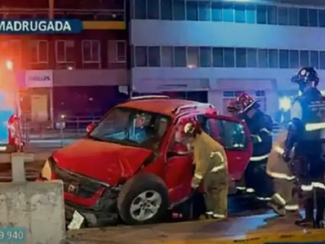 Accidente en av. Javier Prado: conductor queda atrapado en carro tras chocar contra muro