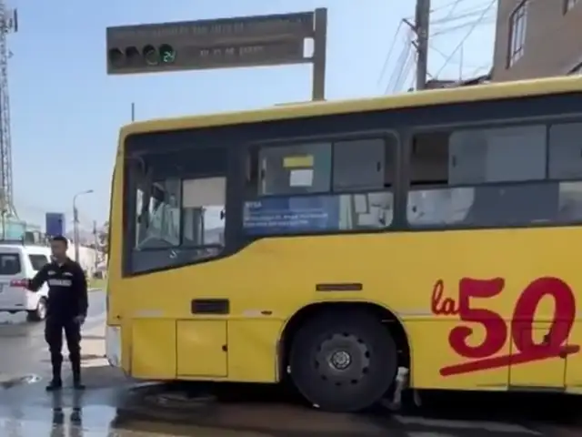 SJL: pista se hunde y bus de transporte público queda atrapado