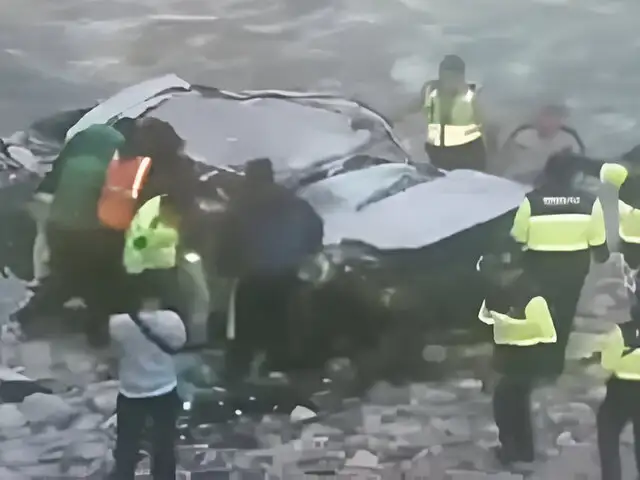 ¡Rápidos y furiosos en Carmen de la Legua! Vehículo perseguido por PNP sale volando y cae al río