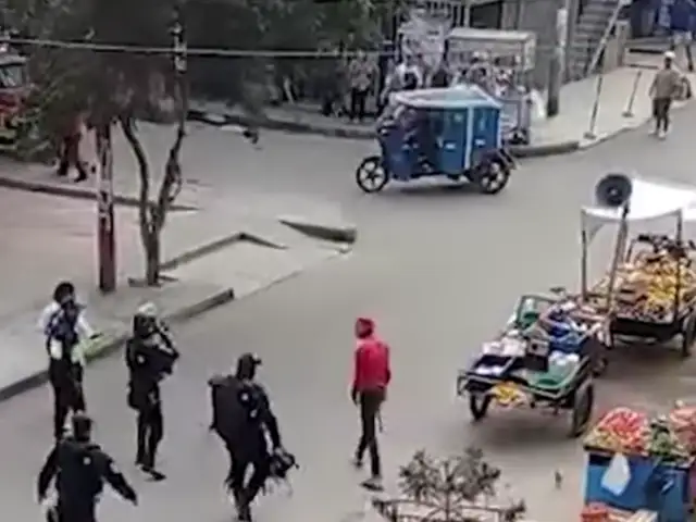 ¡De terror! Dos mototaxistas se agarran a golpes por la disputa de pasajero en SJL