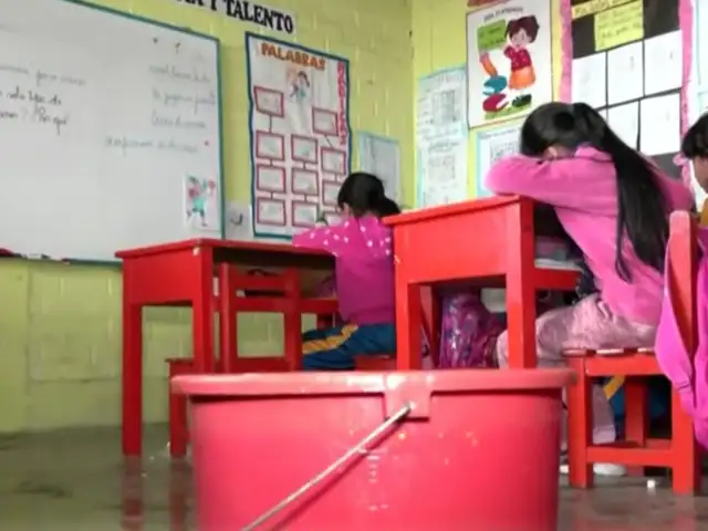 Comas: 120 niños estudian en colegio con goteras