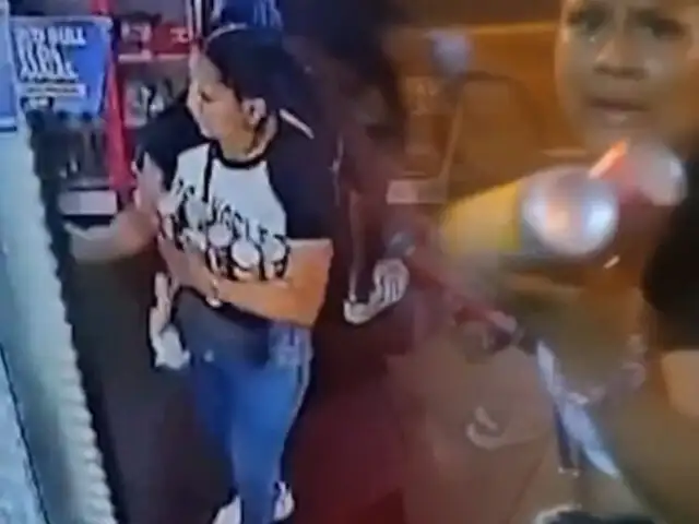¡Cayó con las botellas en la mano!: Detienen a mujer por robar licores en el Cercado de Lima