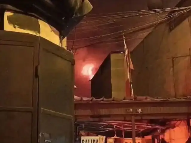 Incendio en Mesa Redonda: siniestro consumió galería y comerciantes lo perdieron todo