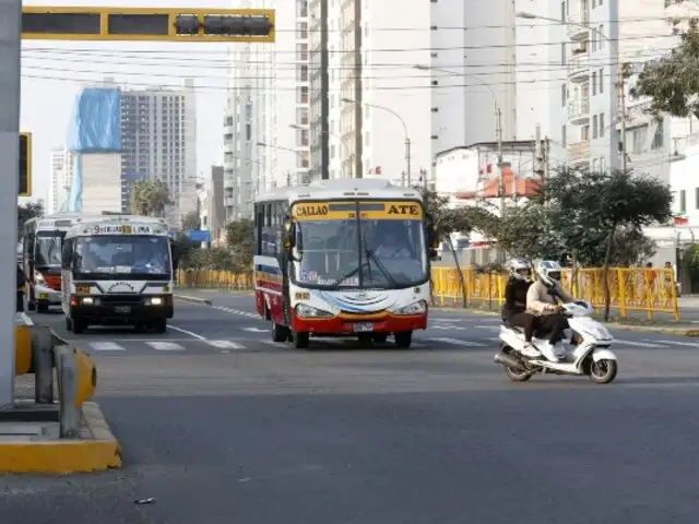 ¡Ponen en riesgo a pasajeros y peatones! Transportistas no respetan límite de velocidad en Av. Brasil