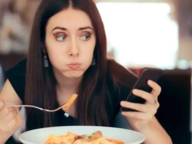 ¡Cuidado! Comer mientras miras el celular podría hacerte engordar, según un estudio