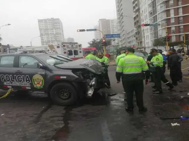 Avenida Brasil: Choque entre patrullero policial y ambulancia deja cinco heridos