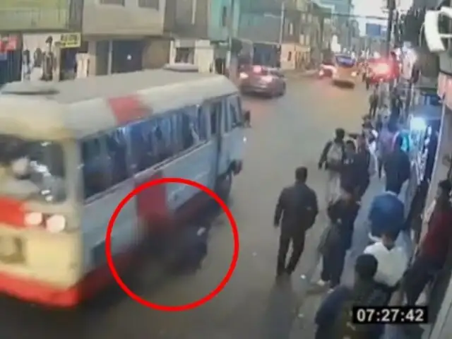 Imprudencia en SJL: cúster atropella a joven que intentó subir al vehículo en Zárate