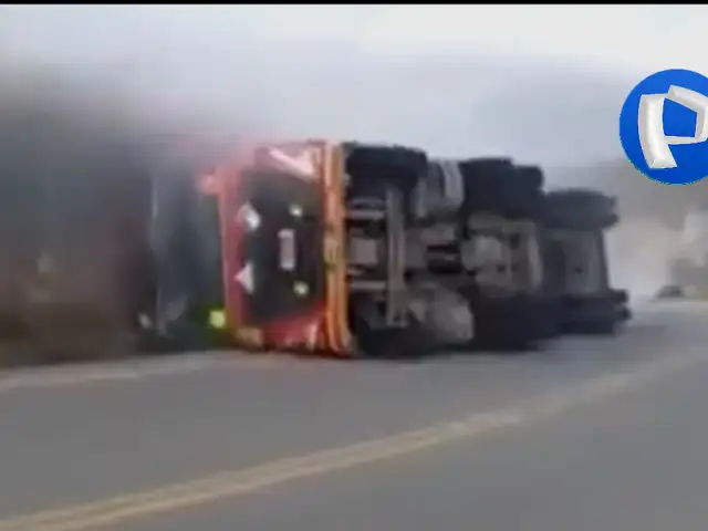 Camión cisterna con 20 toneladas de ácido clorhídrico se despista en carretera a Cajamarca