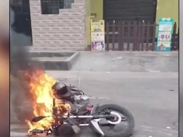 ¡Hartos de la delincuencia! Vecinos incendian motocicleta de ladrón en SMP