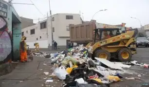 Alcalde de Comas envía volquetes para limpiar calles repletas de basura del Cercado de Lima