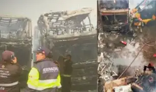 Incendio afecta taller de buses: bomberos continúan luchando por socavarlo