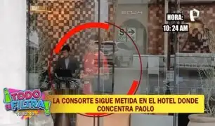 Paolo Guerrero y Ana Paula Consorte firman documentos ante abogado en hotel de la Selección