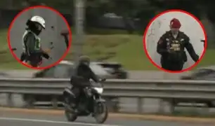 ¡Indignante! Motociclistas se apoderan de la Vía Expresa mientras policías están distraídos con celulares
