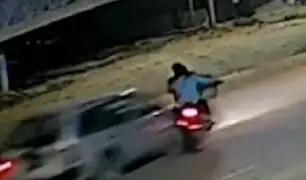 ¡Estuvieron al borde de la muerte!: Auto impacta contra una moto lineal donde iba una pareja en Satipo
