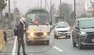 Independencia: motociclista se engancha con cable colgado y casi es atropellado