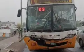 Chorrillos: pista mojada habría provocado violento choque entre buses