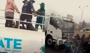 Mojaron toda su mercadería: Municipalidad de Ate desaloja a ambulantes con camión cisterna