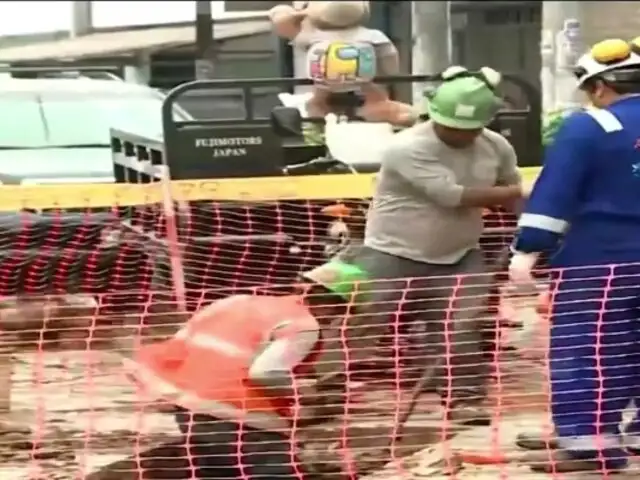 ¡Alerta en SMP! Trabajadores de consorcio de Sedapal rompen tubería de gas y preocupa a vecinos