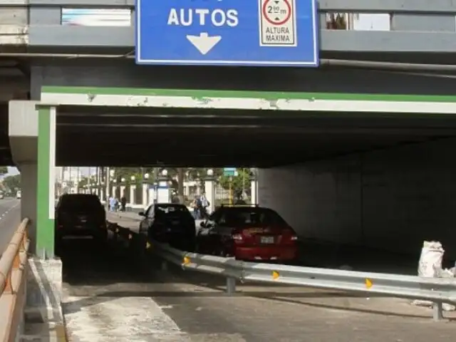 Pueblo Libre: chofer de furgoneta no respeta altura de puente y perjudica a motorizado