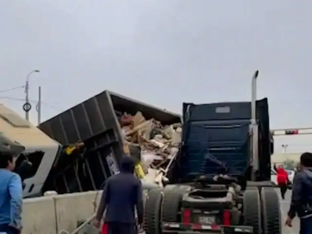 ¡Se salvó de milagro!: Tráiler se vuelca atrapando a un hombre en Carmen de la Legua