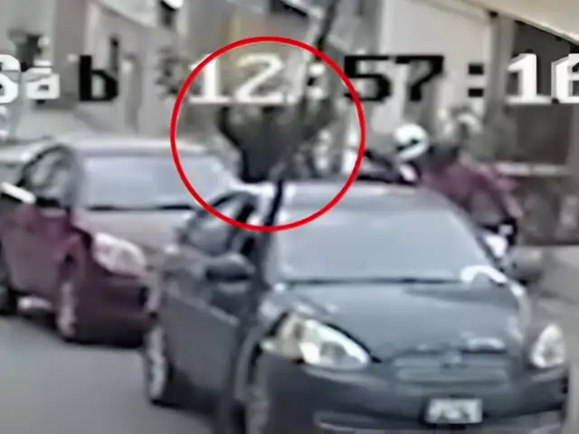 ¡Imágenes reveladoras! Auto negro se habría detenido para ayudar a criminales a asaltar a taxista